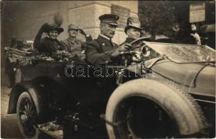 IV. Károly és Zita automobilban / Charles I of Austria and Queen Zita in an automobile with chauffeur. Kunstverlag Leo Stainer, Richard Müller (Innsbruck) 1915. photo (EK)