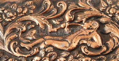 Plasztikus díszítésű bronzírozott fém doboz, fa betéttel, 16x10,5x6,5 cm