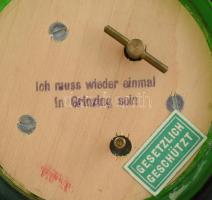 Römer üveg talpas borospohár, zenélőszerkezettel, aranyozott, csiszolt szőlőfürt motívummal. Kopott....