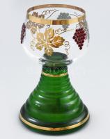 Römer üveg talpas borospohár, zenélőszerkezettel, aranyozott, csiszolt szőlőfürt motívummal. Kopott. Alján etikett: Wien (Bécs). egy szőlőszem hiányzik m: 15,5cm V: 0,4 dl
