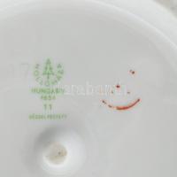 Hollóházi kalapos hölgy, kézzel festett, jelzett, kalapján pattanással, m: 41,5 cm