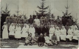 1915 Kézdivásárhely, Targu Secuiesc; katonai kórház udvara sérült katonákkal, ápolókkal és orvosokkal / military hospital&#039;s park, injured soldiers and nurses with doctors. photo (EK)