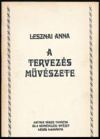 Lesznai Anna: A tervezés művészete. Szerk.: Fábián László. Ford.: Néray Katalin. Hatvan-Bp.,1976., Hatvan Város Tanácsa - Népművelési Intézet, 194 p. Szövegközti ábrákkal. ,,Lesznai Anna 1948. február 4-től május 19-ig tizenöt kétórás előadást tartott általános és középiskolai tanároknak a tervezés művészetéről és gyakorlatáról a Lawrence Street School Művészeti Műhelyében, New Yorkban. Kiadói papírkötés. Megjelent 500 példányban.