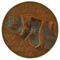 1982. A KISZ zászlóbontásának XXV. évfordulójára 1957-1982 bronz plakett, tokban (95mm) T:AU