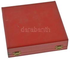 1982. "A KISZ zászlóbontásának XXV. évfordulójára 1957-1982" bronz plakett, tokban (95mm) ...