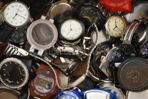 Fél cipősdoboznyi régi mechanikus és kvarc óra nagyrészt alkatrésznek