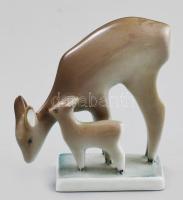 Zsolnay porcelán őzmama a gidájával figura, kézzel festett, jelzett, kopásnyommal, m: 8 cm