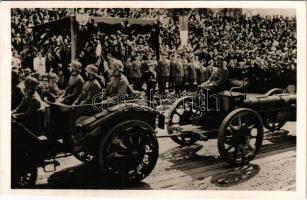 1940 Kolozsvár, Cluj; bevonulás, Horthy Miklós ágyúszállító katonai teherautók menete előtt / entry of the Hungarian troops, military trucks with cannons, Horthy