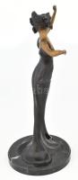 Szecessziós jellegű bronzírozott fém női szobor márvány talapzaton. Jelzés nélkül. 41 cm