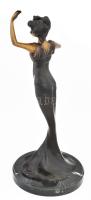 Szecessziós jellegű bronzírozott fém női szobor márvány talapzaton. Jelzés nélkül. 41 cm