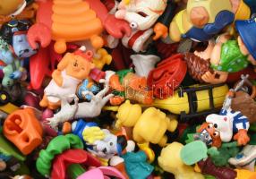 Kinder játék figura gyűjtemény Kb 160 db