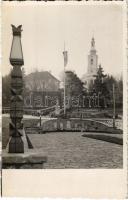 1943 Székelyudvarhely, Odorheiu Secuiesc; Országzászló és kopjafa, templom / Hungarian flag, church, Stalp funerar