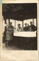 1918 Campulung Moldovenesc, Moldvahosszúmező, Kimpolung (Bukovina, Bukowina); Kriegswohlfartsfest, Wein-Zell / WWI War Welfare Festival, military wine kiosk, soldier. photo (fl)