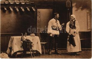 Nagyszeben, Hermannstadt, Sibiu; &quot;Dä Olden&quot; Volksstück v. Anna Schullerus 2. Akt. 1. Auftritt / Erdélyi folklór jelenet. Lichtdr. Jos. Drotleff. Phot. E. Fischer / Transylvanian folklore scene (EK)