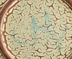 B. Várdeák Ildikó (1929-2013): Mázas kerámia kínáló, felhajtott oldallal, jelzett, hibátlan, d: 21 c...