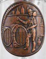 Fém fedeles üveg kupa boros jelenetet bemutató plakettel. 19 cm