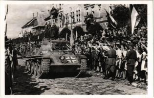 1940 Kézdivásárhely, Targu Secuiesc; bevonulás, harckocsik, tankok / entry of the Hungarian troops, tanks