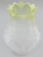 Antik irizáló lámpabúra asztali vagy petróleumlámpához. Tetején mohazöld irizáló színezéssel, egész testén domború és savmaratott mintákkal, kopással, m: 24,5 cm. Csatlakozásnál d: 9 cm