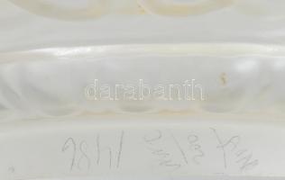 Antik irizáló lámpabúra asztali vagy petróleumlámpához. Tetején mohazöld irizáló színezéssel, egész ...