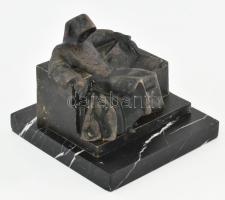 Anonymus. Bronz szobor, a városligeti Anonymus-szobor kicsinyített mása, márvány talapzaton. Kopássa...