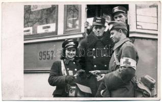 Budapest, 38-as villamos, kalauzok ellenőrzik egy vöröskeresztes karszalagos katona jegyét. Tiszavölgyi József photo (fl)