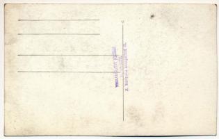 Budapest, 38-as villamos, kalauzok ellenőrzik egy vöröskeresztes karszalagos katona jegyét. Tiszavöl...