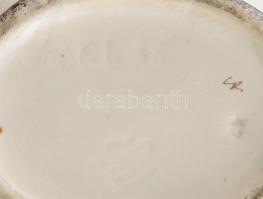 Hummel art deco kiöntő / kulacs plasztikus virág díszítéssel. Kézzel festett, jelzett, a virágon sér...