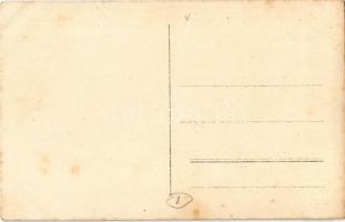 Budapest V. A nőegylet felvonulása a Belvárosi Takarékpénztár előtt, Párizsi udvar, Mössmer József f...