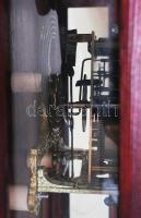 Nagy méretű felesütős, igajáratos falióra, szép tokkal, fazettált üvegekkel, zománc számlappal, súly...