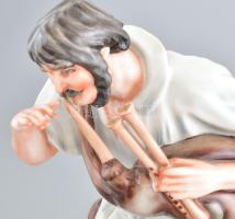 Zsolnay porcelán dudázó paraszt, kézzel festett, jelzett, kis kopásnyomokkal, m: 42 cm