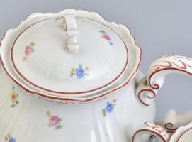 3 darabos Zsolnay teás szett: kanna, tejkiöntő, cukordoboz. Kézzel festett, jelzett, kannán repedéss...