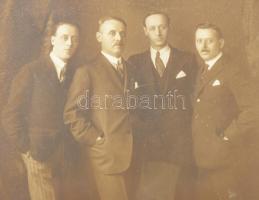 cca 1930 Férfiak csoportképe, kartonra kasírozott fotó, üvegezett keretben, Rónai Dénes műterméből, ...