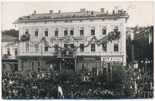 1940 Marosvásárhely, Targu Mures; bevonulás, feldíszített Transsylvania szálloda, &quot;Isten hozott&quot; felirat magyar címerrel, City cukrászda, Boskovics üzlete, Horthy arcképe. Szabó Miklós fényképészeti műterme / entry of the Hungarian troops, shops, confectionery. photo + &quot;1940 Marosvásárhely visszatért&quot; So. Stpl (fl)