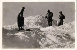 Pietrosz-csúcs, Varful Pietrosul Rodnei; hegymászók; Magyar Cserkészszövetség Kárpátaljai Menedékháza. Kolozsváry Béla felvétele / Pietrosu Peak, mountain climber (EM)