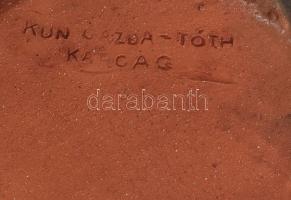 Kun Gazda Karcag figurális kulacs, pipázó emberrel. Mázas kerámia, jelzett, sérült sapkával. 26 cm