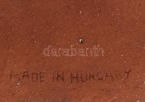 Kun Gazda Karcag figurális kulacs, pipázó emberrel. Mázas kerámia, jelzett, sérült sapkával. 26 cm