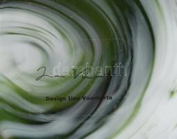 Skandináv anyagában színezett üvegváza. Terv.: Iina Vuorivirta. Címkével jelzett, minimális kopottsá...