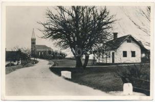 Nagytótlak, Lak, Lakszentmiklós, Selo; utcakép a templommal / street view with church (EK)