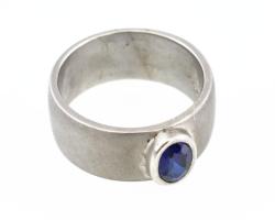 Ezüst(Ag) gyűrű kék kővel, jelzett, méret: 60, bruttó: 10,6 g