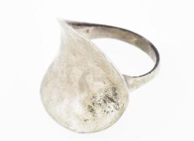 Ezüst(Ag) modern gyűrű, jelzett, méret: 53, nettó: 5,2 g