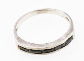 Ezüst(Ag) gyűrű fekete kövekkel, jelzett, méret: 57, bruttó: 2,2 g