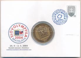 Szlovákia 2004. &quot;Slovenska Spolocnost Olympijskej a Sportovej Filatelie (Szlovák Olimpiai és Sportfilatéliai Társaság)&quot; kétoldalas bronz emlékérem névre szóló gravírozással, bélyegzett borítékban (41mm) T:UNC