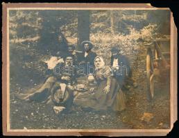 cca 1910 Piknikező család az erdő ölelésében, boroshordóval, fotó kartonon, sérült, 17,5x24cm