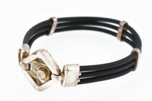 Ezüst(Ag) karkötő gumi pántokkal, jelzés nélkül, bruttó: 17,5 g