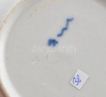 19. sz., Meissen stílusú máz alatti festéssel díszített csésze alátéttel, 4 db, kopással, jelzéssel