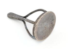 Ezüst(Ag) pecsétnyomó ornamentikus díszítéssel, jelzés nélkül, h: 4,5 cm, nettó: 12,2 g