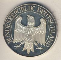 NSZK 1982. "Helmut Schmidt" Ag 49,2g emlékplakett eredeti díszdobozban T:PP