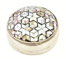 Ezüst(Ag) doboz gyöngyházberakással, jelzés nélkül, d: 5,5 cm, bruttó: 68,6 g