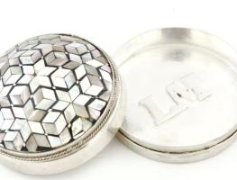 Ezüst(Ag) doboz gyöngyházberakással, jelzés nélkül, d: 5,5 cm, bruttó: 68,6 g