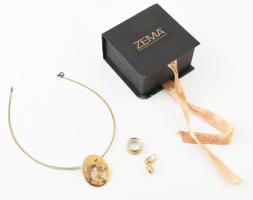 Hollóházi Faragó Miklós (1947- ) által tervezett mintával díszített porcelán medál, mellé gyűrű és fülbevaló, díszdobozban